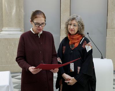 Am 7. Dezember 2017 überreichte Charlotte Sucher (l.) die Urkunde, mit der Tonia Kos (r.) der Berufstitel Professorin verliehen wurde.