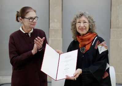 Am 7. Dezember 2017 überreichte Charlotte Sucher (l.) die Urkunde, mit der Tonia Kos (r.) der Berufstitel Professorin verliehen wurde.