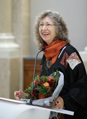 Am 7. Dezember 2017 überreichte Charlotte Sucher die Urkunde, mit der Tonia Kos (im Bild) der Berufstitel Professorin verliehen wurde.