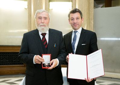 Am 12. Dezember 2017 überreichte Sektionschef Jürgen Meindl (r.) das Große Ehrenzeichen für Verdienste um die Republik Österreich an Friedrich Kurrent (l.).