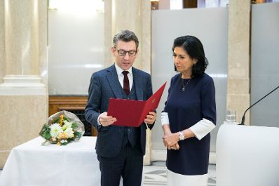 Am 18. Dezember 2017 überreichte Sektionschef Jürgen Meindl (l.) das Österreichische Ehrenkreuz für Wissenschaft und Kunst 1. Klasse an Danielle Spera (r.).