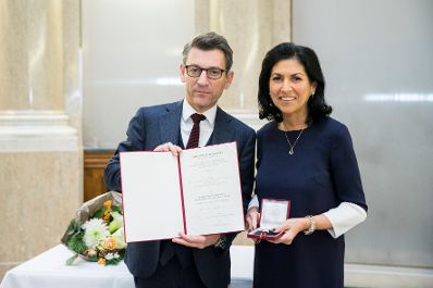 Am 18. Dezember 2017 überreichte Sektionschef Jürgen Meindl (l.) das Österreichische Ehrenkreuz für Wissenschaft und Kunst 1. Klasse an Danielle Spera (r.).