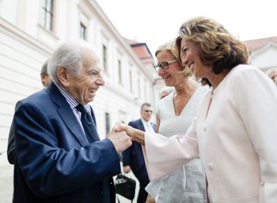 Am 15. Juni 2019 nahm Bundeskanzlerin Brigitte Bierlein (r.) am Europaforum Wachau teil. Im Bild mit Paul Lendvai (l.).