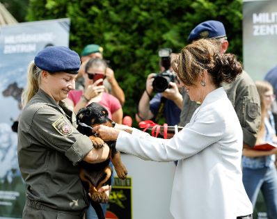 Am 29. Juli 2019 nahmen Bundeskanzlerin Brigitte Bierlein (r.) und Bundesministerin Ines Stilling an der Welpentaufe im Militärhundezentrum teil.