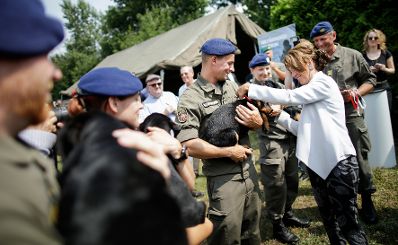 Am 29. Juli 2019 nahmen Bundeskanzlerin Brigitte Bierlein (3.v.r.) und Bundesministerin Ines Stilling an der Welpentaufe im Militärhundezentrum teil.