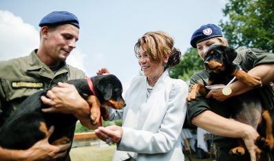 Am 29. Juli 2019 nahmen Bundeskanzlerin Brigitte Bierlein (m.) und Bundesministerin Ines Stilling an der Welpentaufe im Militärhundezentrum teil.