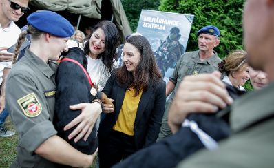Am 29. Juli 2019 nahmen Bundeskanzlerin Brigitte Bierlein und Bundesministerin Ines Stilling (m.) an der Welpentaufe im Militärhundezentrum teil.
