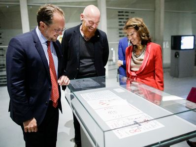 Am 22. August 2019 besuchte Bundeskanzler Brigitte Bierlein (r.) gemeinsam mit Bundesminister Alexander Schallenberg (l.) die Landesgalerie NÖ und die Kunsthalle Krems.