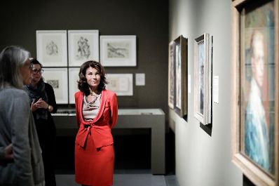 Am 22. August 2019 besuchte Bundeskanzlerin Brigitte Bierlein (r.) gemeinsam mit Bundesminister Alexander Schallenberg die Ausstellung „Faistauer, Schiele, Harta & Co. Malerei verbindet“ im Salzburg Museum.