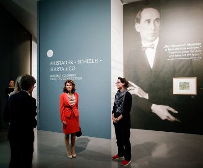 Am 22. August 2019 besuchte Bundeskanzlerin Brigitte Bierlein (m.) gemeinsam mit Bundesminister Alexander Schallenberg die Ausstellung „Faistauer, Schiele, Harta & Co. Malerei verbindet“ im Salzburg Museum.