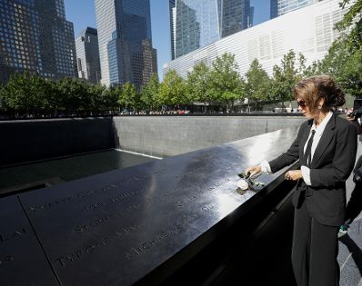 Am 21. September 2019 reiste Bundeskanzlerin Brigitte Bierlein anlässlich der UN-Generalversammlung nach New York. Im Bild beim 9/11 Memorial.