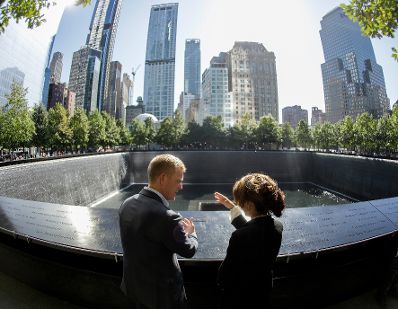 Am 21. September 2019 reiste Bundeskanzlerin Brigitte Bierlein anlässlich der UN-Generalversammlung nach New York. Im Bild beim 9/11 Memorial.