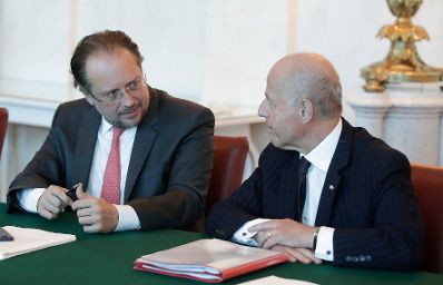 Am 01. Oktober 2019 fand der Ministerrat der Bundesregierung statt. Im Bild Bundesminister Alexander Schallenberg (l.) mit Vizekanzler Clemens Jabloner (r.).