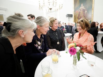 Am 21. Oktober 2019 präsentierte Bundeskanzlerin Brigitte Bierlein (r.) gemeinsam mit Bundesminister Alexander Schallenberg die Kunst im Bundeskanzleramt.