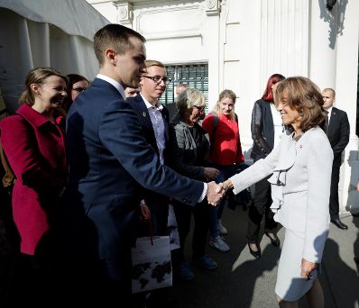 Am 26. Oktober 2019 begrüßten Bundeskanzlerin Brigitte Bierlein (im Bild) und Bundesministerin Ines Stilling im Rahmen des Nationalfeiertages Besucherinnen und Besucher vor dem Bundeskanzleramt.