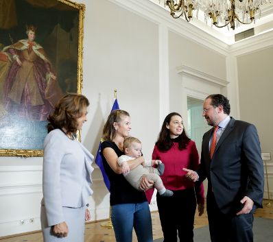 Am 26. Oktober 2019 empfingen Bundeskanzlerin Brigitte Bierlein und Bundesministerin Ines Stilling im Rahmen des Nationalfeiertages Besucherinnen und Besucher im Bundeskanzleramt.