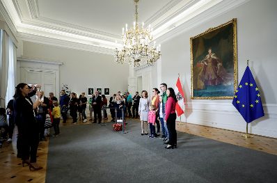 Am 26. Oktober 2019 empfingen Bundeskanzlerin Brigitte Bierlein und Bundesministerin Ines Stilling im Rahmen des Nationalfeiertages Besucherinnen und Besucher im Bundeskanzleramt.