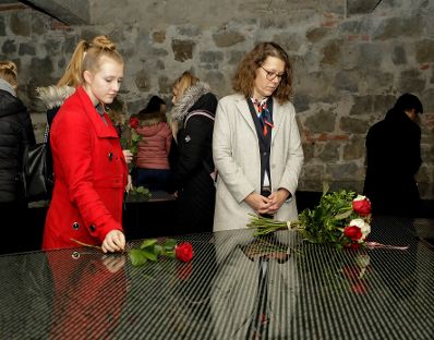 Am 6. November 2019 besuchte Bundeskanzlerin Brigitte Bierlein gemeinsam mit Bundesministerin Iris Rauskala (r.) die Gedenkstätte Mauthausen und Schloss Hartheim.
