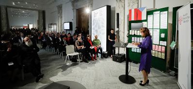 Am 7. November 2019 eröffnete Bundeskanzler Brigitte Bierlein (r.) die Ausstellung "Nicht mehr verschüttet" im Haus der Geschichte Österreich.