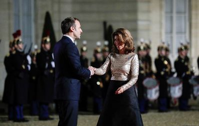 Am 11. November 2019 nahm Bundeskanzlerin Brigitte Bierlein (r.) am 2. Pariser Friedensforum teil. Im Bild mit dem französischen Präsidenten Emmanuel Macron (l.).