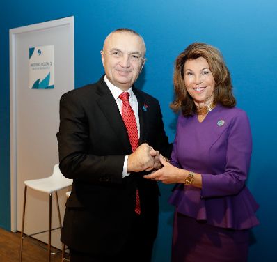 Am 12. November 2019 nahm Bundeskanzlerin Brigitte Bierlein (r.) am Pariser Friedenforum teil. Im Bild mit dem Präsidenten der Republik Albanien Ilir Meta (l.).