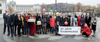 Am 20. November 2019 fand anlässlich des heutigen Internationalen Tages der Kinderrechte eine symbolische Tortenübergabe mit Forderungen zum 30-jährigen-Jubiläum der UNO-Kinderrechte-Konvention an die Bundeskanzlerin und den Mitgliedern der Bundesregierung durch die Bundesjugendvertretung und das Netzwerk Kinderrechte Österreich statt.