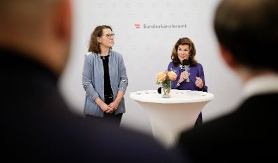 Am 26. November 2019 lud Bundeskanzlerin Brigitte Bierlein (l.) gemeinsam mit Bundesministerin Iris Rauskala (r.) zum Wissenschaftsdialog im Bundeskanzleramt ein.