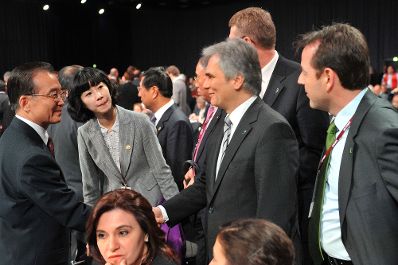 Freitag, den 18. Dezember 2009 fand in Kopenhagen, Dänemark die Abschlußsitzung der UN-Klimakonferenz - COP15 mit den Staats- und Regierungschefs statt. Im Bild Österreichs Bundeskanzler Werner Faymann (M) mit dem chinesischen Premierminister Wen Jiabao (L) und Österreichs Umweltminister Niki Berlakovich (R).
