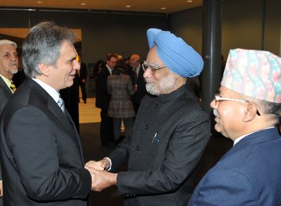 Freitag, den 18. Dezember 2009 fand in Kopenhagen, Dänemark die Abschlußsitzung der UN-Klimakonferenz - COP15 mit den Staats- und Regierungschefs statt. Im Bild Österreichs Bundeskanzler Werner Faymann (L) mit dem indischen Premierminister Manmohan Singh (M) und dem Premierminister von Nepal, Madhav Kumar Nepal (R).