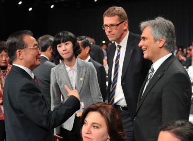 Freitag, den 18. Dezember 2009 fand in Kopenhagen, Dänemark die Abschlußsitzung der UN-Klimakonferenz - COP15 mit den Staats- und Regierungschefs statt. Im Bild Österreichs Bundeskanzler Werner Faymann (R) mit dem chinesischen Premierminister Wen Jiabao (L) und und dem finnischen Premierminister Matti Vanhanen (M).