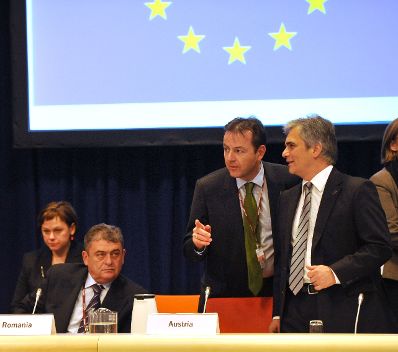 Freitag, den 18. Dezember 2009 fand in Kopenhagen, Dänemark die Abschlußsitzung der UN-Klimakonferenz - COP15 mit den Staats- und Regierungschefs statt. Im Bild Österreichs Bundeskanzler Werner Faymann (R) mit Umweltminister Niki Berlakovich (2-R) bei einem Sondertreffen des Europäischen Rates.