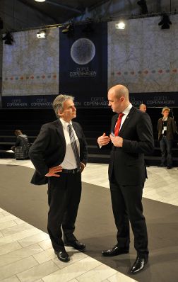 Freitag, den 18. Dezember 2009 fand in Kopenhagen, Dänemark die Abschlußsitzung der UN-Klimakonferenz - COP15 mit den Staats- und Regierungschefs statt. Im Bild Österreichs Bundeskanzler Werner Faymann (L) mit dem amtierenden EU-Ratsvorsitzenden, Schwedens Premierminister Fredrik Reinfeldt (R).
