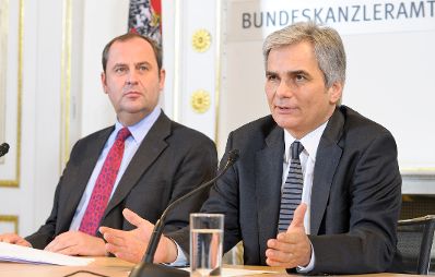 Bundeskanzler Werner Faymann (r.) und Finanzminister Josef Pröll (l.) beim Pressefoyer nach dem Ministerrat am 16. November 2010 im Bundeskanzleramt.