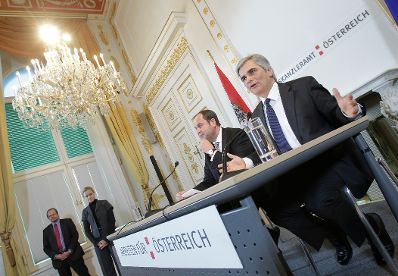 Bundeskanzler Werner Faymann (r.) und Finanzminister Josef Pröll (l.) beim Pressefoyer nach dem Ministerrat am 9. November 2010 im Bundeskanzleramt.