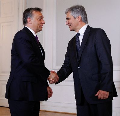 Am 8. Juni 2011 empfing Bundeskanzler Werner Faymann (r.) im Rahmen des World Economic Forum on Europe and Central Asia den ungarischen Ministerpräsidenten Viktor Orbán (l.) zu einem bilateralen Gespräch im Bundeskanzleramt.