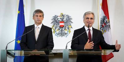 Bundeskanzler Werner Faymann (r.) mit Außenminister und Vizekanzler Michael Spindelegger (l.) beim Pressefoyer nach dem Ministerrat am 11. September 2012 im Bundeskanzleramt. 