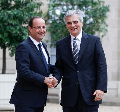 Am 9. Oktober 2012 traf Bundeskanzler Werner Faymann (r.) Frankreichs Staatspräsident François Hollande (l.) im Rahmen des offiziellen Arbeitsbesuchs in Paris.