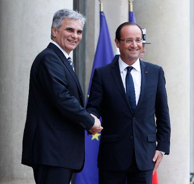 Am 9. Oktober 2012 traf Bundeskanzler Werner Faymann (l.) Frankreichs Staatspräsident François Hollande (r.) im Rahmen des offiziellen Arbeitsbesuchs in Paris.