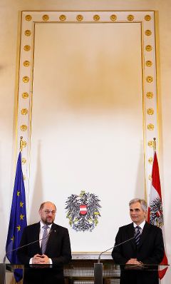 Am 11. Oktober 2012 empfing der Bundeskanzler den Europäischen Parlamentspräsidenten zu einem Arbeitsgespräch im Bundeskanzleramt. Im Anschluss gab Bundeskanzler Werner Faymann (r.) gemeinsam mit dem Europäischen Parlamentspräsidenten Martin Schulz (l.) eine Pressekonferenz.
