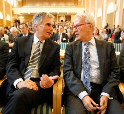 Am 15. Oktober 2012 hielt der Bundeskanzler eine Ansprache bei dem Bad Ischler Dialog der Sozialpartner Österreichs. Im Bild Bundeskanzler Werner Faymann (l.) mit dem Vorsitzenden der Fraktion der Sozialdemokratischen Partei Europas Hannes Swoboda (r.).