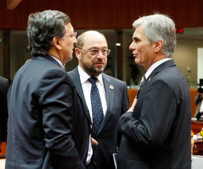 Am 18. Oktober 2012 begann in Brüssel der zweitägige Europäische Rat der EU-Staats- und Regierungschefs. Im Bild Bundeskanzler Werner Faymann (r.) mit dem EU-Kommissionspräsident José Manuel Barroso (l.) und dem Europäischen Parlamentspräsidenten Martin Schulz (m.).