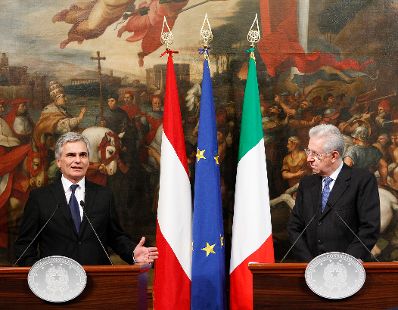 Am 24. Oktober 2012 traf Bundeskanzler Werner Faymann (l.) Italiens Ministerpräsident Mario Monti (r.) im Rahmen des offiziellen Arbeitsbesuchs in Rom.