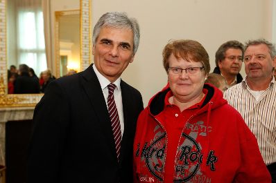 Freitag, den 26. Oktober 2012 empfing Bundeskanzler Werner Faymann im Rahmen des Nationalfeiertages Besucherinnen und Besucher im Bundeskanzleramt.