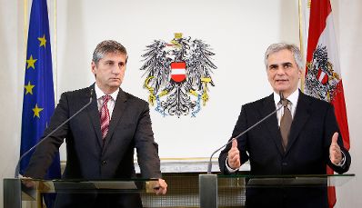 Bundeskanzler Werner Faymann (r.) mit Außenminister und Vizekanzler Michael Spindelegger (l.) beim Pressefoyer nach dem Ministerrat am 6. November 2012 im Bundeskanzleramt.