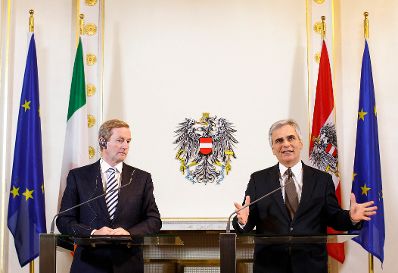 Am 8. November 2012 empfing der Bundeskanzler den irischen Premierminister zu einem Arbeitsgespräch im Bundeskanzleramt. Im Anschluss gab Bundeskanzler Werner Faymann (r.) gemeinsam mit dem irischen Premierminister Enda Kenny (l.) eine Pressekonferenz.
