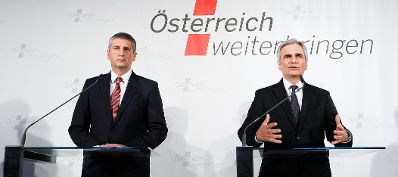 Am 9. November 2012 fand im Schloss Laxenburg die Klausurtagung der Bundesregierung statt. Im Bild Bundeskanzler Werner Faymann (r.) mit Außenminister und Vizekanzler Michael Spindelegger (l.) bei der Pressekonferenz nach der Arbeitssitzung.