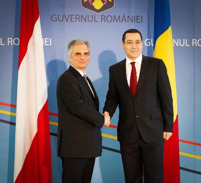 Am 28. November 2012 traf Bundeskanzler Werner Faymann (l.) den rumänischen Premierminister Victor Ponta (r.) im Rahmen des offiziellen Arbeitsbesuchs in Rumänien.