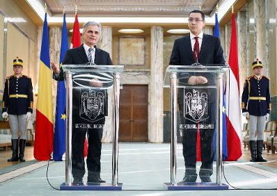 Am 28. November 2012 traf Bundeskanzler Werner Faymann (l.) den rumänischen Premierminister Victor Ponta (r.) im Rahmen des offiziellen Arbeitsbesuchs in Rumänien.