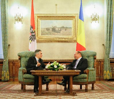 Am 28. November 2012 traf Bundeskanzler Werner Faymann (l.) den rumänischen Präsidenten Traian Basescu (r.) im Rahmen des offiziellen Arbeitsbesuchs in Rumänien.