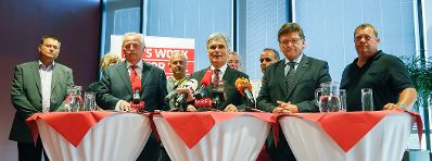Am 16. August 2013 gab Bundeskanzler Werner Faymann (m.) gemeinsam mit Sozialminister Rudolf Hundstorfer (m.l.) und dem Vorsitzenden der Gewerkschaft PRO-GE Rainer Wimmer (m.r.) eine Pressekonferenz zum Thema "12-Stunden-Arbeitstag" in der Arbeiterkammer in Linz.